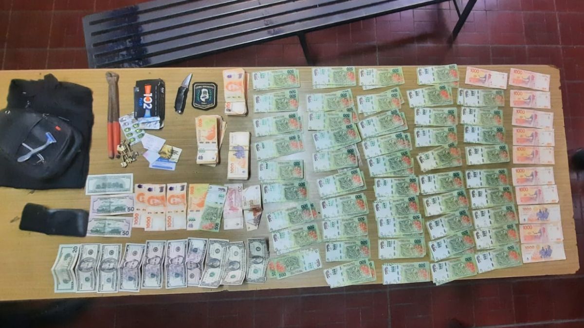 El dinero secuestrado al supuesto cliente que ingresó a la galería Tonsa. El dinero secuestrado al supuesto cliente que ingresó a la galería Tonsa.