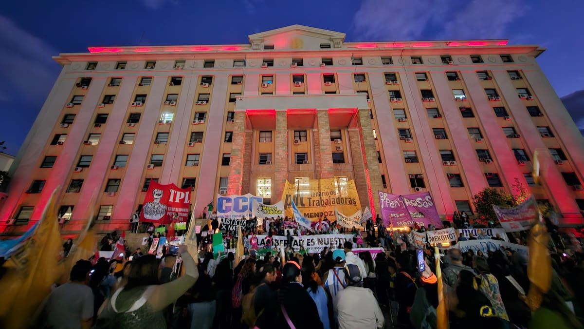 La movilización por el 28S en Mendoza terminó en Casa de Gobierno. La movilización por el 28S en Mendoza terminó en Casa de Gobierno.