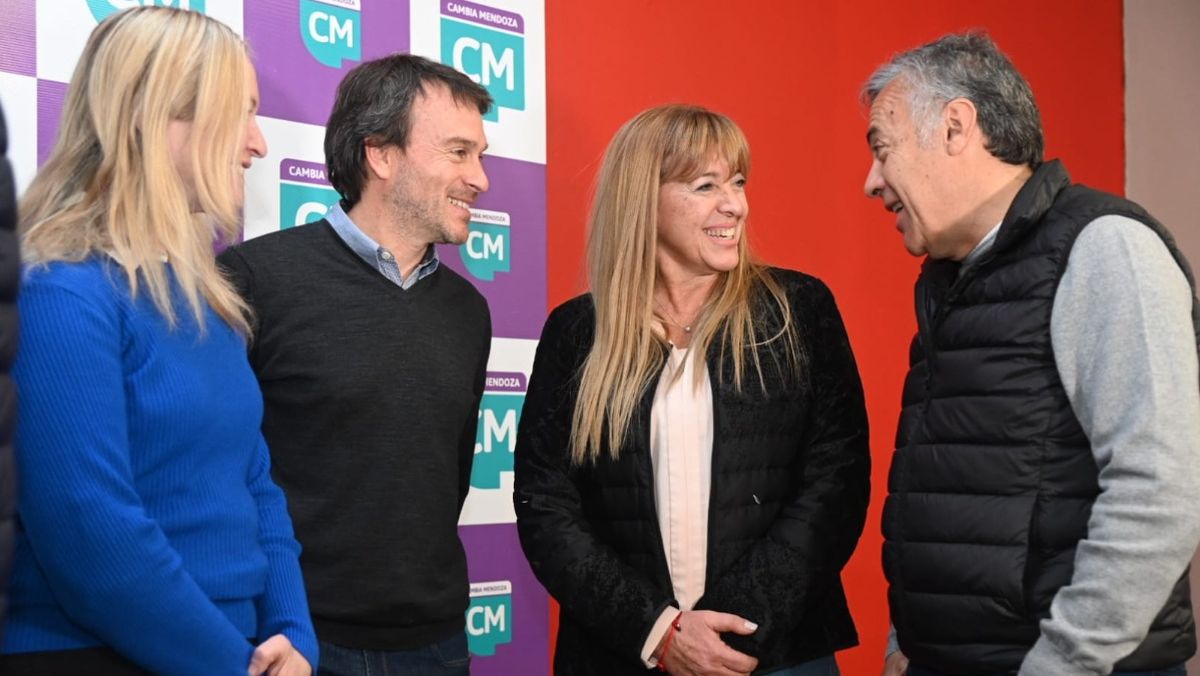 Los candidatos a gobernador y vice, Alfredo Cornejo (UCR) y Hebe Casado (PRO), conversando con los dos radicales que encabezarán la lista de aspirantes al Congreso, Nieri y Giménez (centro). Los candidatos a gobernador y vice, Alfredo Cornejo (UCR) y Hebe Casado (PRO), conversando con los dos radicales que encabezarán la lista de aspirantes al Congreso, Nieri y Giménez (centro).