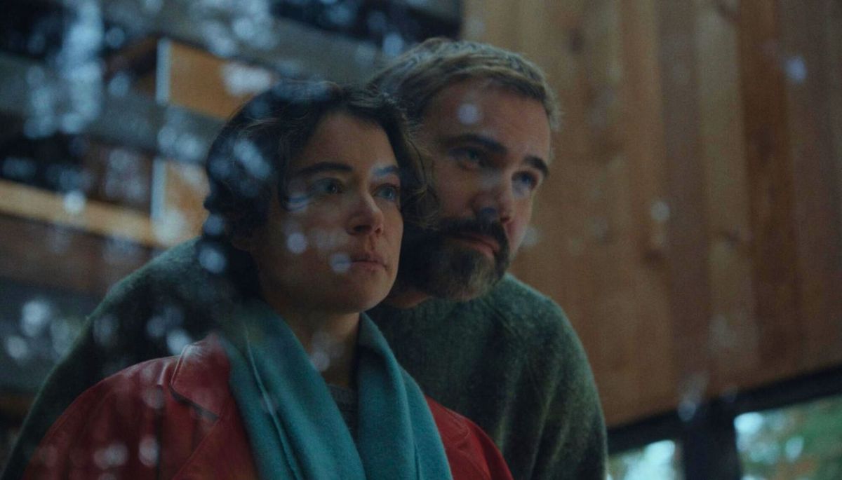 Tatiana Maslany y Rossif Sutherland protagonizan la película. Imagen: Prime Video.