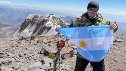 Ricardo González, héroe de Malvinas, en la cima del Aconcagua.