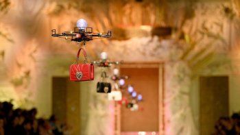 Con drones en vez de modelos se adapta D&G a la pasarela