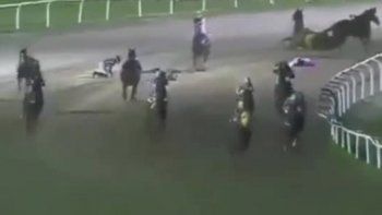El jinete más ganador de la historia del turf mundial, internado tras una dura caída