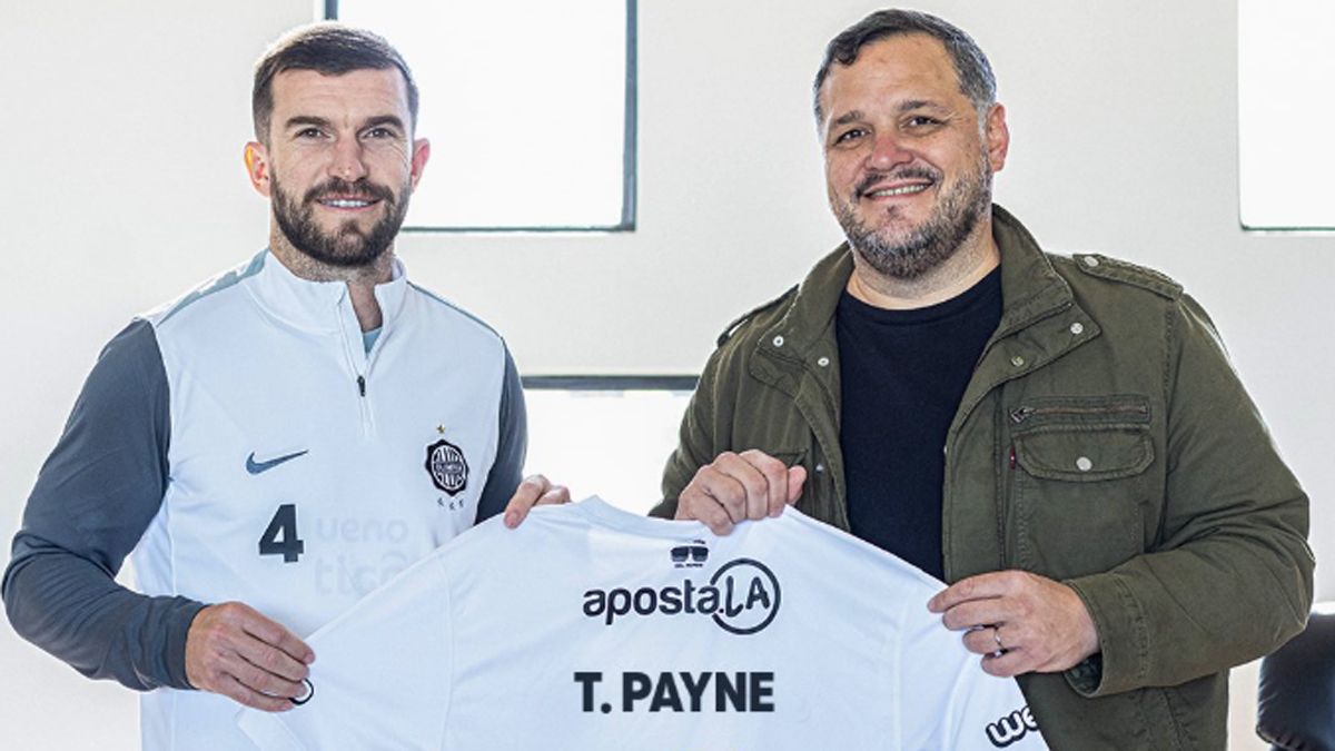 Tim Payne con su nueva camiseta.