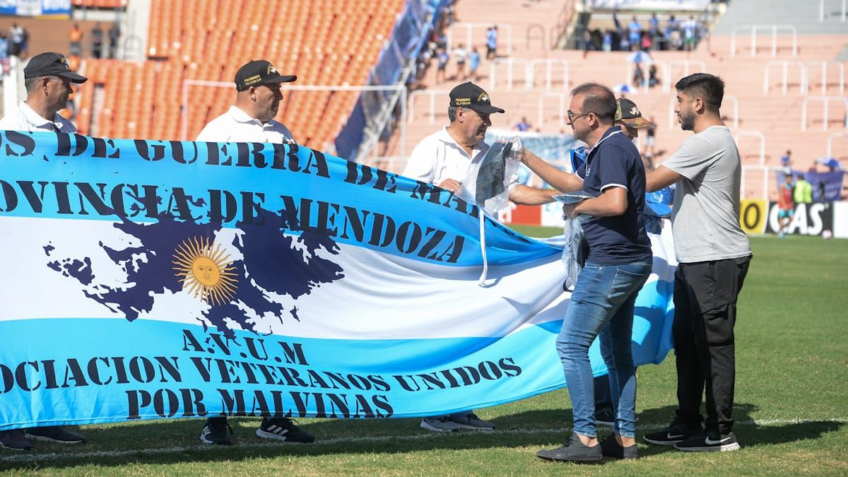 Los ex combatientes de Malvinas tuvieron su homenaje en el partido entre Godoy Cuz y Tigre,