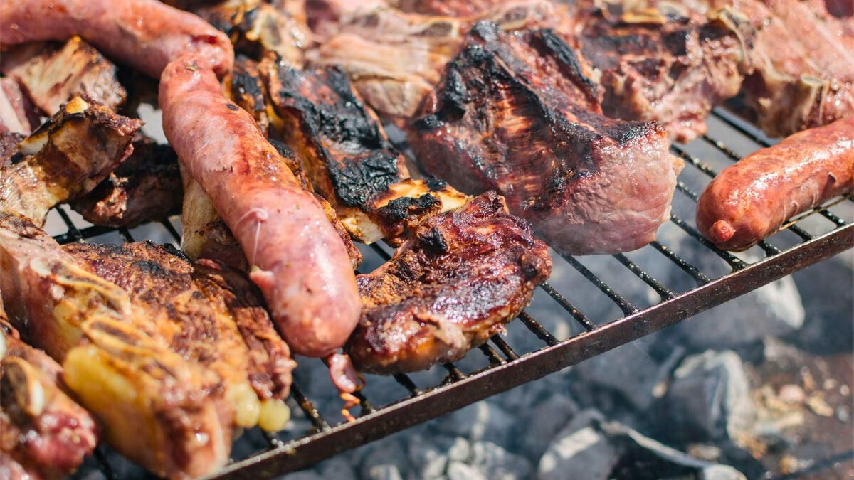 La parrilla del asado tiene que tener las patas, ni muy largas ni muy cortas.