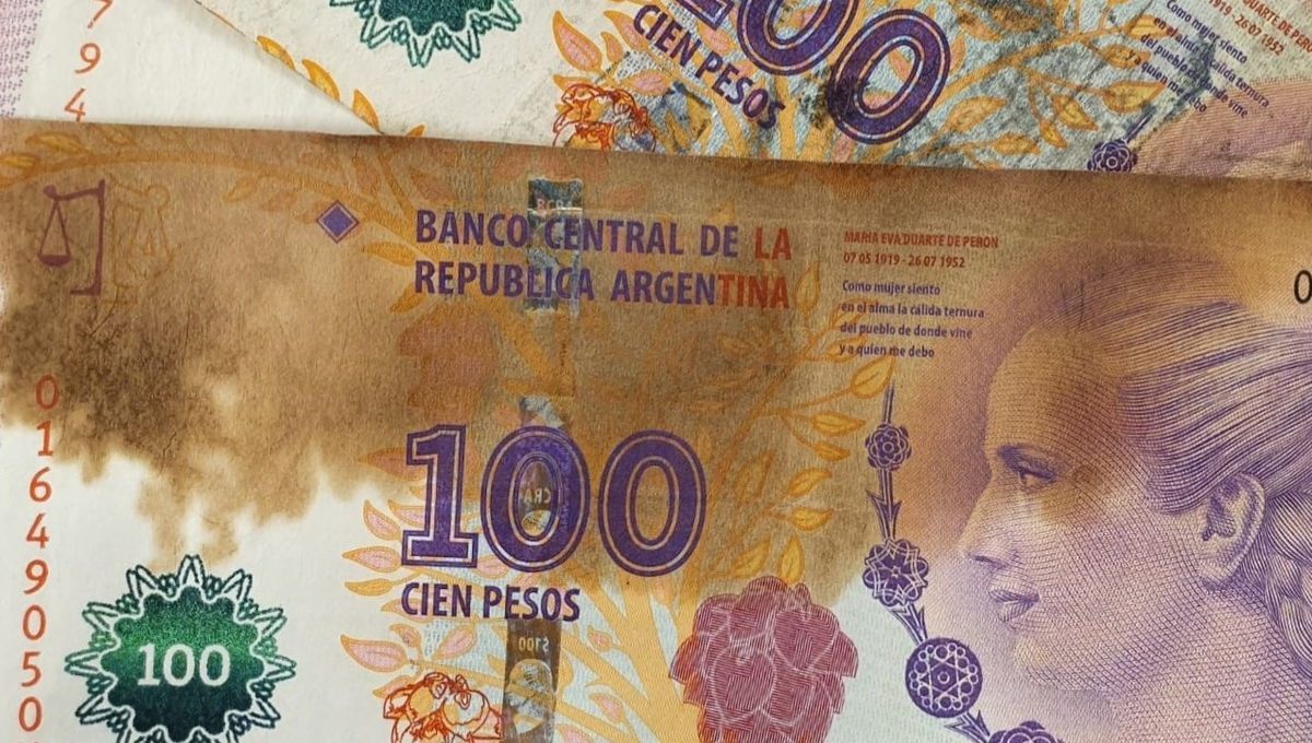 Qué pasa si el cajero automático me da un billete manchado y qué tengo que hacer