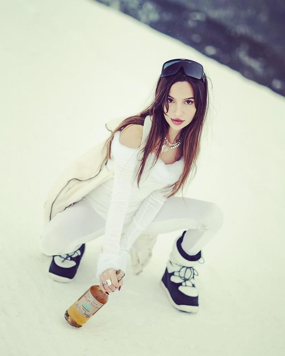 En jumpsuit off-white ultra ceñido Brenda Asnicar paraliza Francia. En jumpsuit off-white ultra ceñido Brenda Asnicar paraliza Francia.