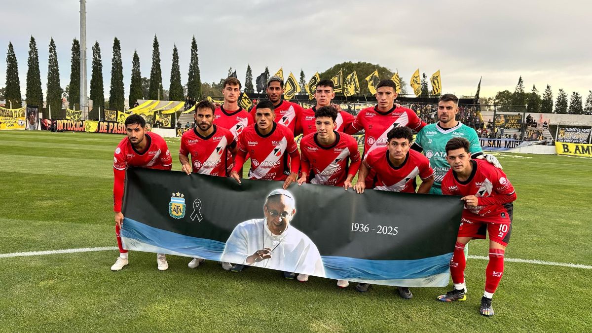El once inicial del Deportivo Maipú ingresó con una banner alusivo al fallecimiento del papa Francisco. Antes del inicio hubo un minutos de silencio en el estadio Abel Sastre.