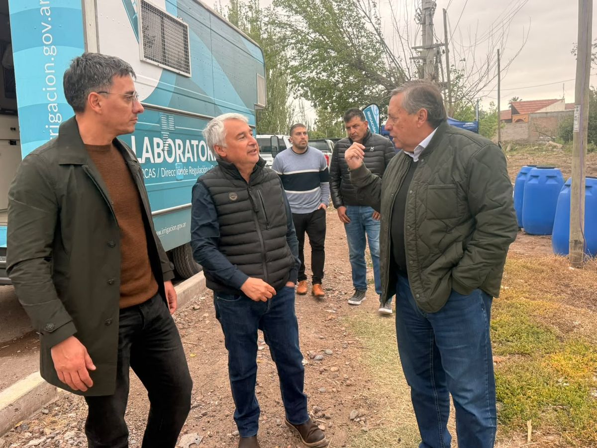 Tras la renuncia de Humberto Mingorance, el intendente Marcos Calvente; el nuevo titular de AYSAM, Darío Hernández y el superintendente de Irrigación, Sergio Marinelli, recorrieron obras.&nbsp;