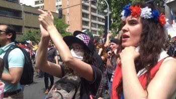 En Chile por las protestas la aprobación del gobierno se desploma al 14%