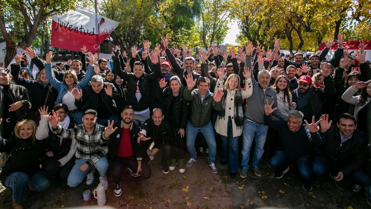 Con presencia de jóvenes militantes radicales de toda la provincia, intendentes, legisladores y concejales, se llevó adelante el Congreso de la Juventud Radical de Mendoza, que hacía 6 años que no se realizaba Con presencia de jóvenes militantes radicales de toda la provincia, intendentes, legisladores y concejales, se llevó adelante el Congreso de la Juventud Radical de Mendoza, que hacía 6 años que no se realizaba