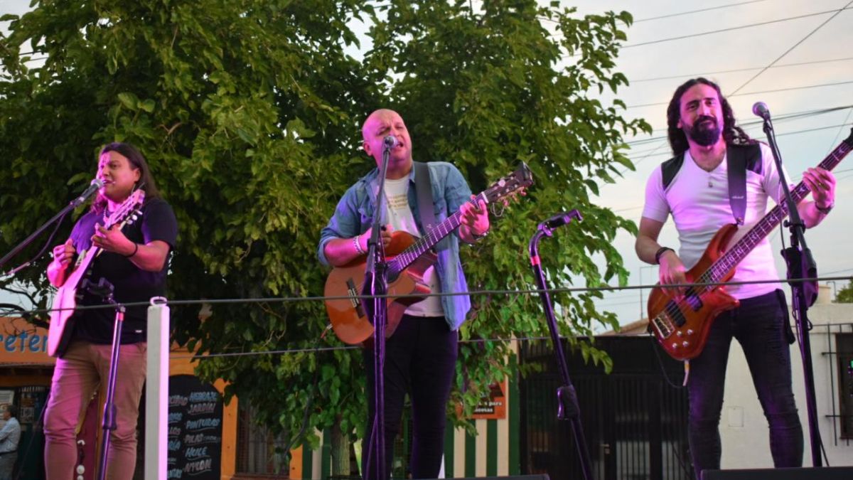 La Vendimia de Godoy Cruz no se centró en un espectáculo, sino que durante varias semanas visitó los barrios del departamento con un escenario móvil, ofreciendo los shows de grandes artistas "a domicilio".