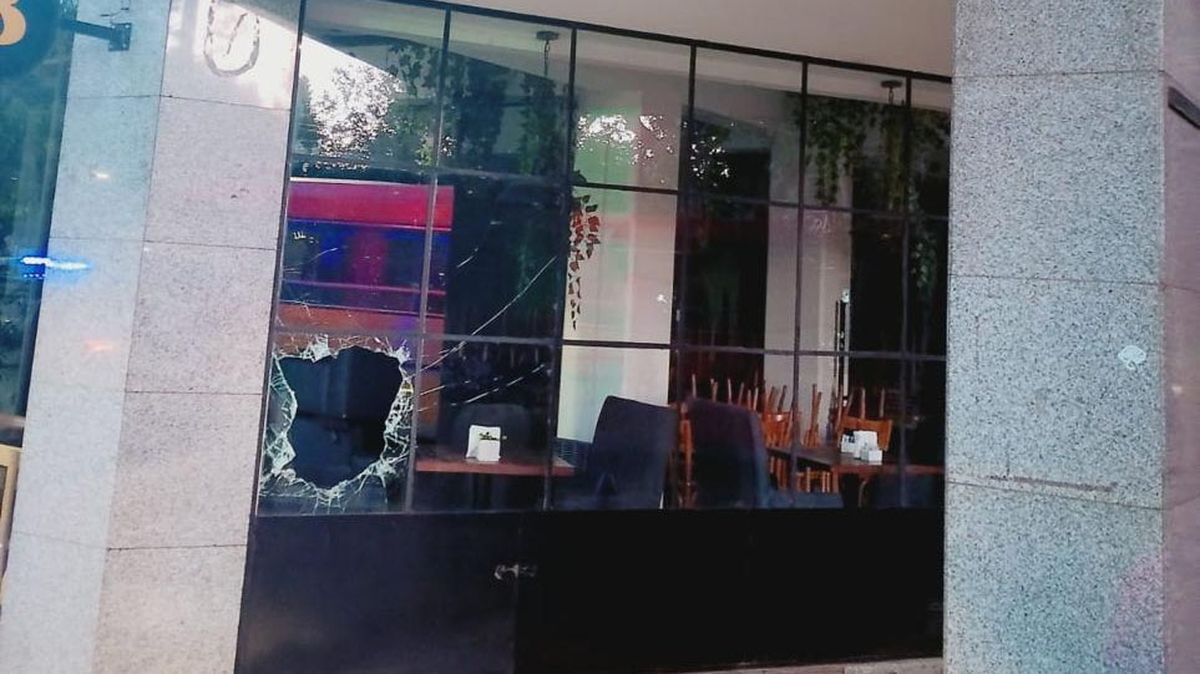 Fueron 2 delincuentes que rompieron el vidrio y robaron una caja registradora del café de calles España y Pedro Molina, de Ciudad.