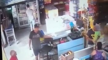 Video: abrió una heladera descalzo con su hijo en brazos y casi muere electrocutado