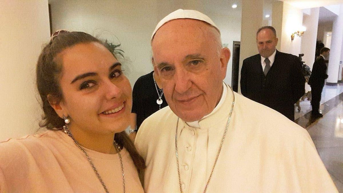 Julia Barbeito y el Papa Francisco. Ella tenía 17 y con toda su rebeldía, logró la selfie tan anhelada. Julia Barbeito y el Papa Francisco. Ella tenía 17 y con toda su rebeldía, logró la selfie tan anhelada.