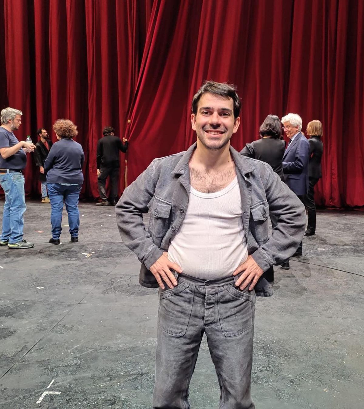 El tenor Joaquín Cangemi muestra su rostro pleno de felicidad tras debutar en la Scala de Milán. El tenor Joaquín Cangemi muestra su rostro pleno de felicidad tras debutar en la Scala de Milán.