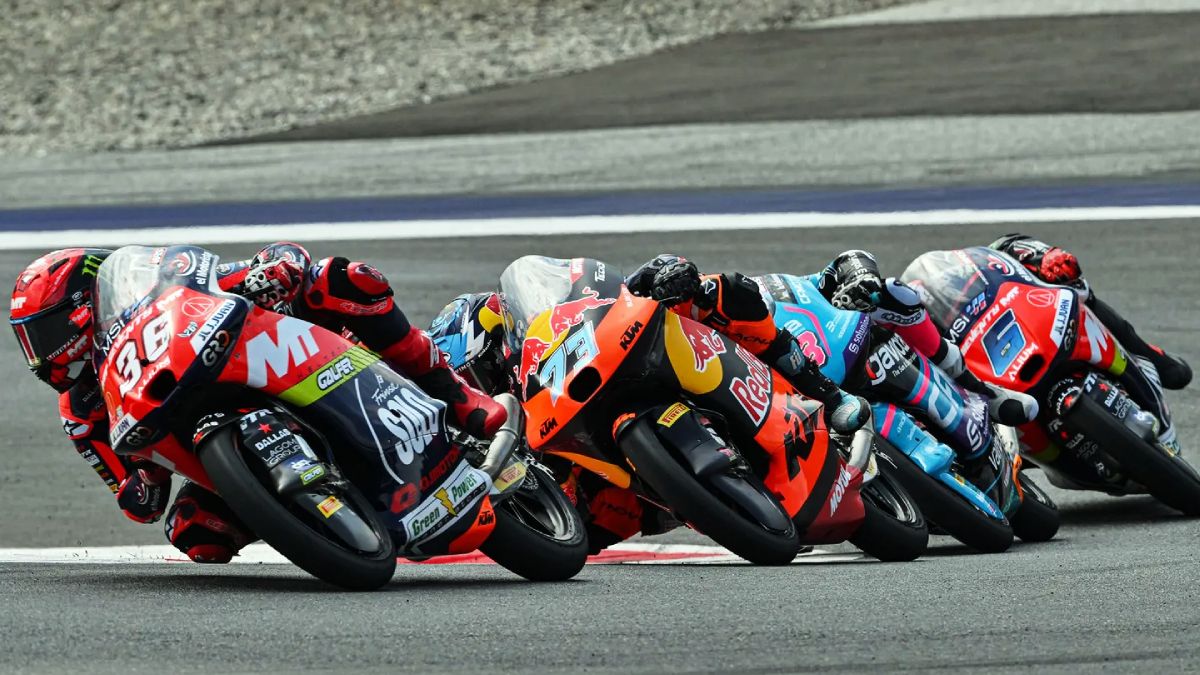 El argentino Valentín Perrone (73) disputando el liderazgo de la carrera de Moto3 con el español Piqueras (36)