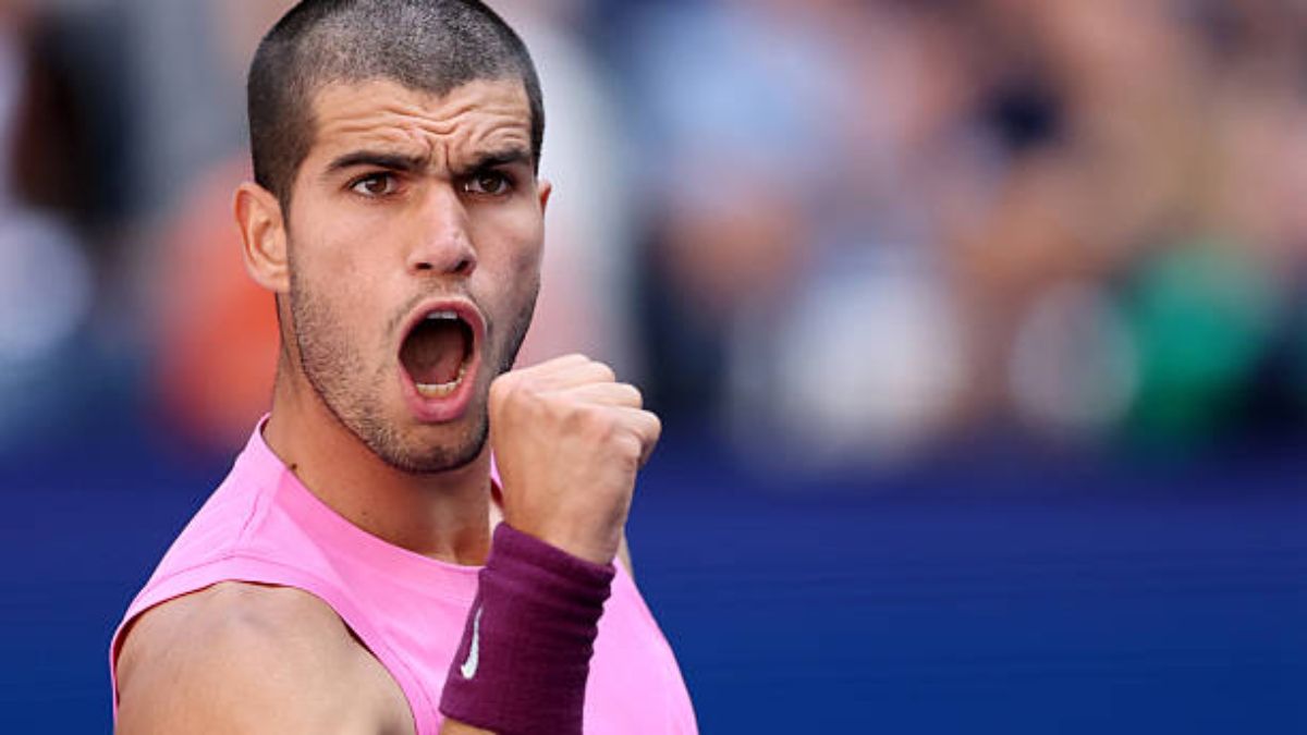 Carlos Alcaraz sigue en camino de ganar su segundo US Open. Superó a Jiri Lehecka en sets corridos y está en semifinales.