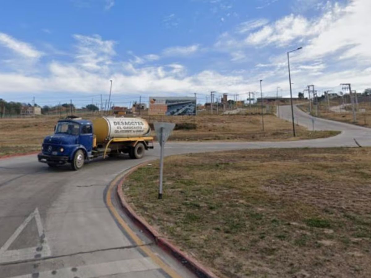 Un joven de 16 años discutió con su novia, se arrojó a la ruta y un camión le pasó por encima Un joven de 16 años discutió con su novia, se arrojó a la ruta y un camión le pasó por encima
