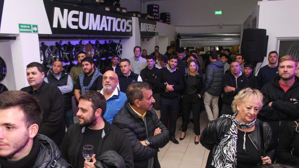 Clientes y amigos disfrutando de la inauguración. Clientes y amigos disfrutando de la inauguración.