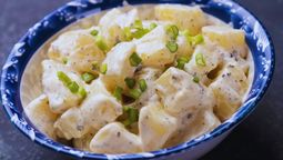 Cómo cocinar las mejores papas aliñas, la receta de Cádiz que se logra con solo 5 ingredientes