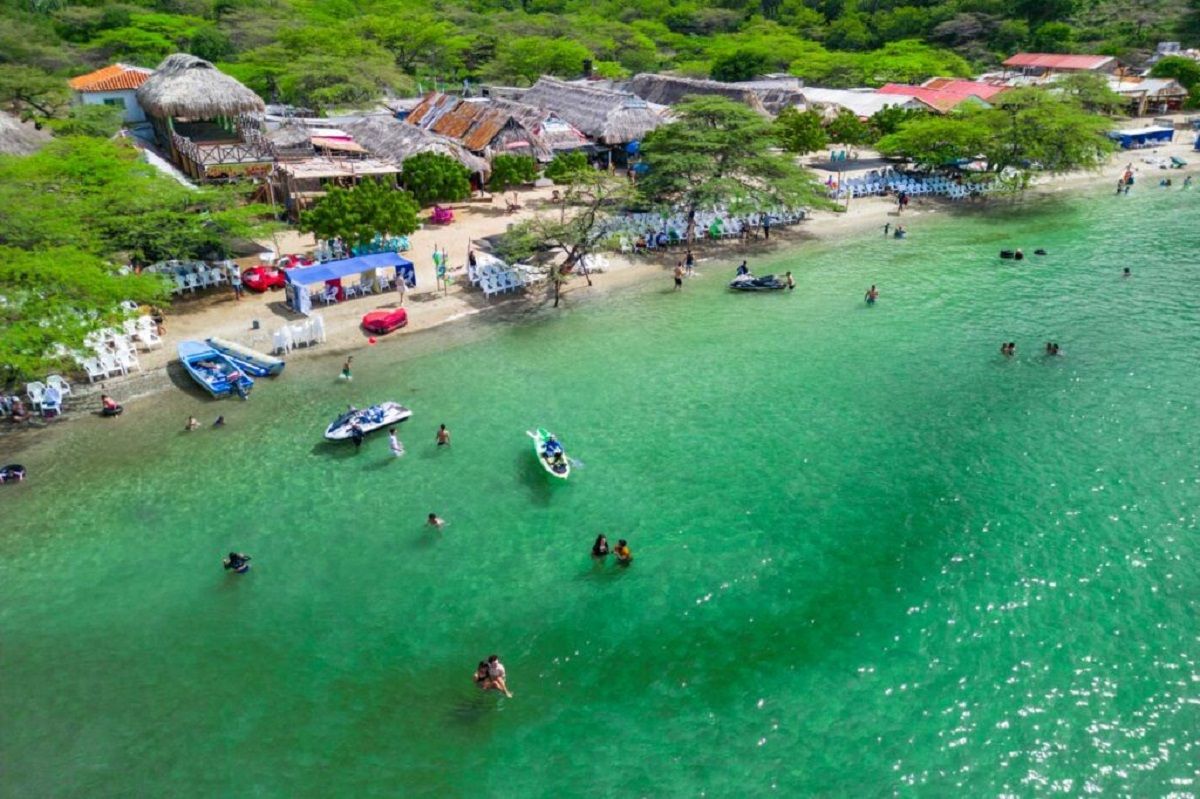 Es una de las playas colombianas más hermosas del mundo y está bañada por las aguas del Caribe