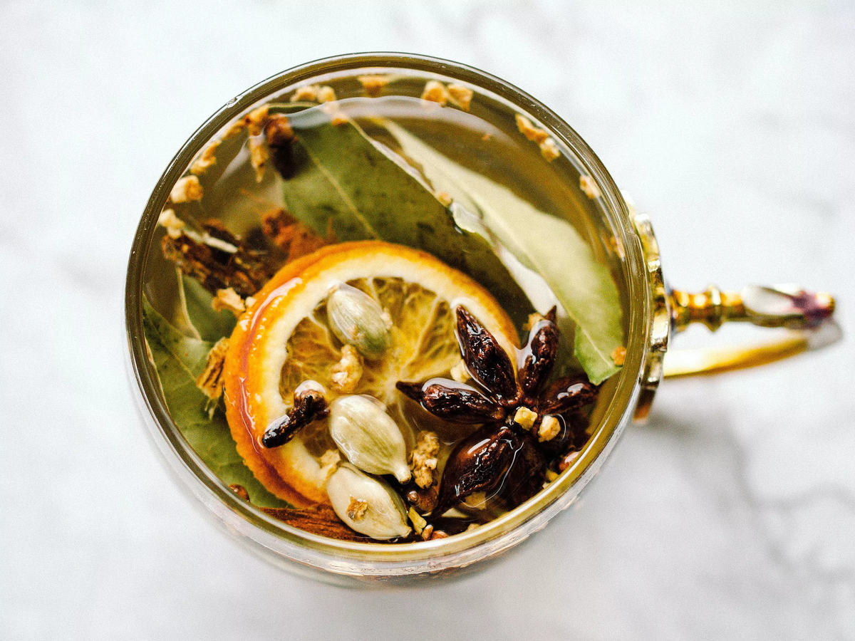 Qué pasa si hierves hojas de laurel con rodajas de limón. Imagen: Pexels.