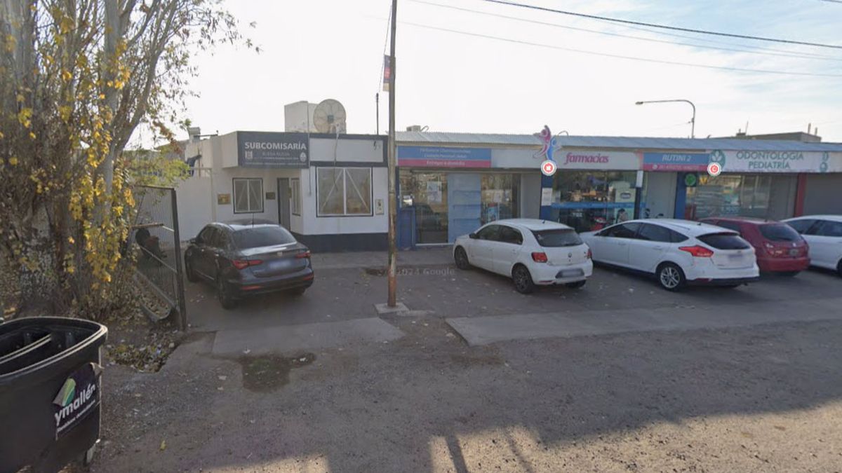 El violento hecho ocurrió en la Subcomisaría Conde, de Guaymallén, donde una policía fue golpeada y le robaron su arma reglamentaria. El violento hecho ocurrió en la Subcomisaría Conde, de Guaymallén, donde una policía fue golpeada y le robaron su arma reglamentaria.