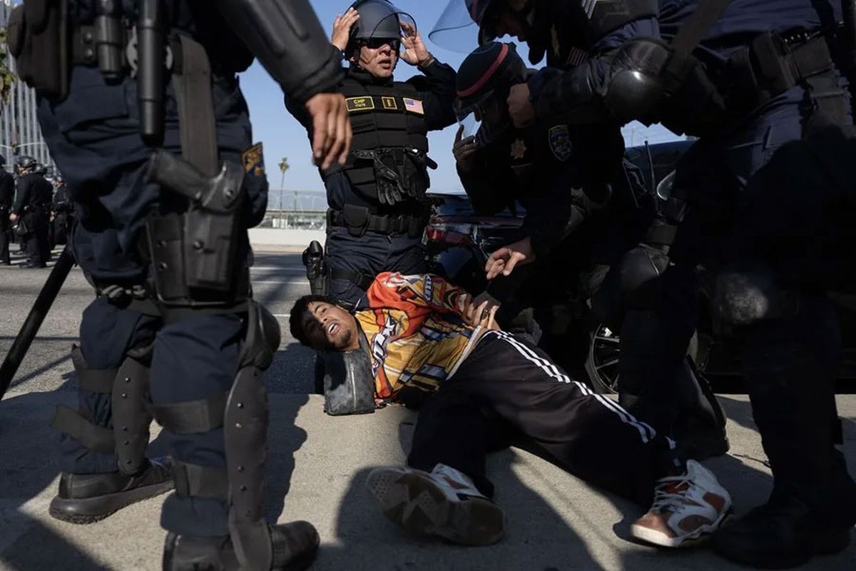 Fotografía del 11 de junio de 2025 que muestra a autoridades que detienen a un hombre durante una protesta contra las políticas migratorias de Donald Trump en Los Ángeles. Crédito: EFE/Allison Dinner. Fotografía del 11 de junio de 2025 que muestra a autoridades que detienen a un hombre durante una protesta contra las políticas migratorias de Donald Trump en Los Ángeles. Crédito: EFE/Allison Dinner.
