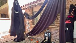 El frente de una casa decorada por Halloween. El frente de una casa decorada por Halloween.