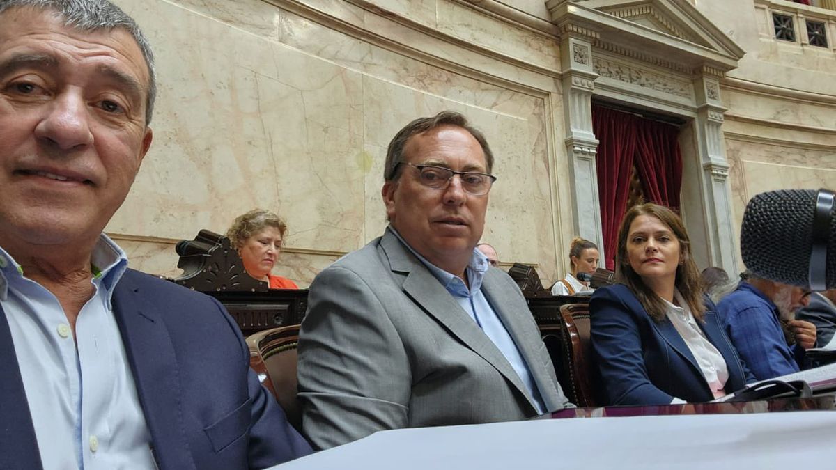 Adolfo Bermejo, Martín Aveiro y Liliana Paponet, los tres peronistas mendocinos en la Cámara de Diputados. Adolfo Bermejo, Martín Aveiro y Liliana Paponet, los tres peronistas mendocinos en la Cámara de Diputados.