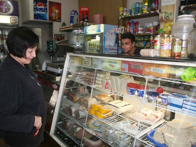 Los almaceneros se resisten a aumentar los precios en los negocios de barrio ante la caída del consumo. Los almaceneros se resisten a aumentar los precios en los negocios de barrio ante la caída del consumo.