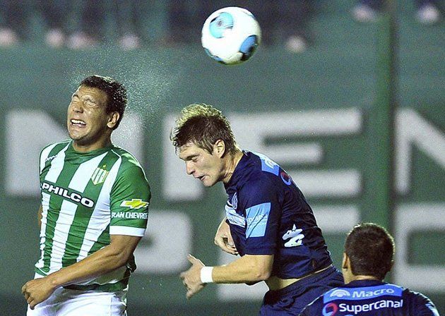 Banfield empató con Douglas y sigue como único puntero