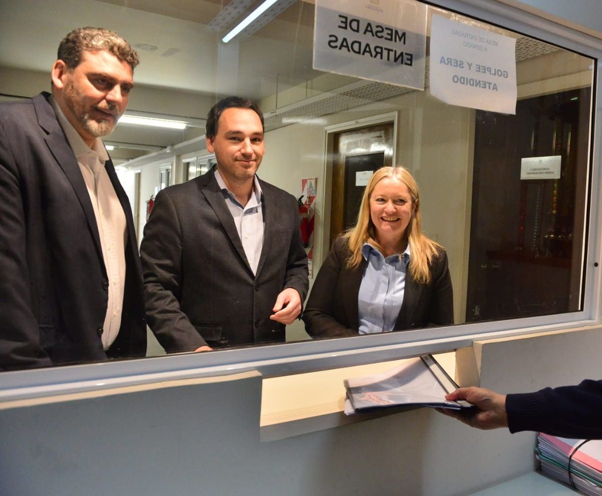 El senador radical Martín Kerchner; el ministro de Salud, Rodolfo Montero; y la vicegobernadora Hebe Casado en la mesa de entradas de la Legislatura. El senador radical Martín Kerchner; el ministro de Salud, Rodolfo Montero; y la vicegobernadora Hebe Casado en la mesa de entradas de la Legislatura.