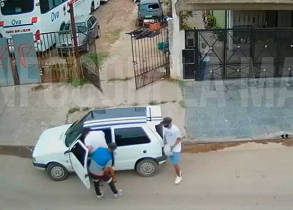 Tres delincuentes abordaron a un padre y su pequeña hija de 3 años y robaron el auto, que se quedó sin nafta a 150 metros de dónde lo hurtaron en Laferrere.