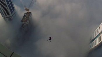 Arriesgado salto al vacio entre las nubes