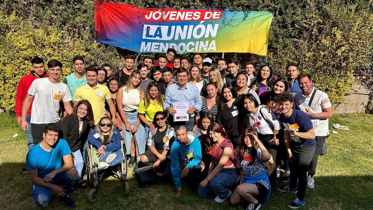 De Marchi estuvo con jóvenes de La Unión Mendocina en el Día del Estudiante.