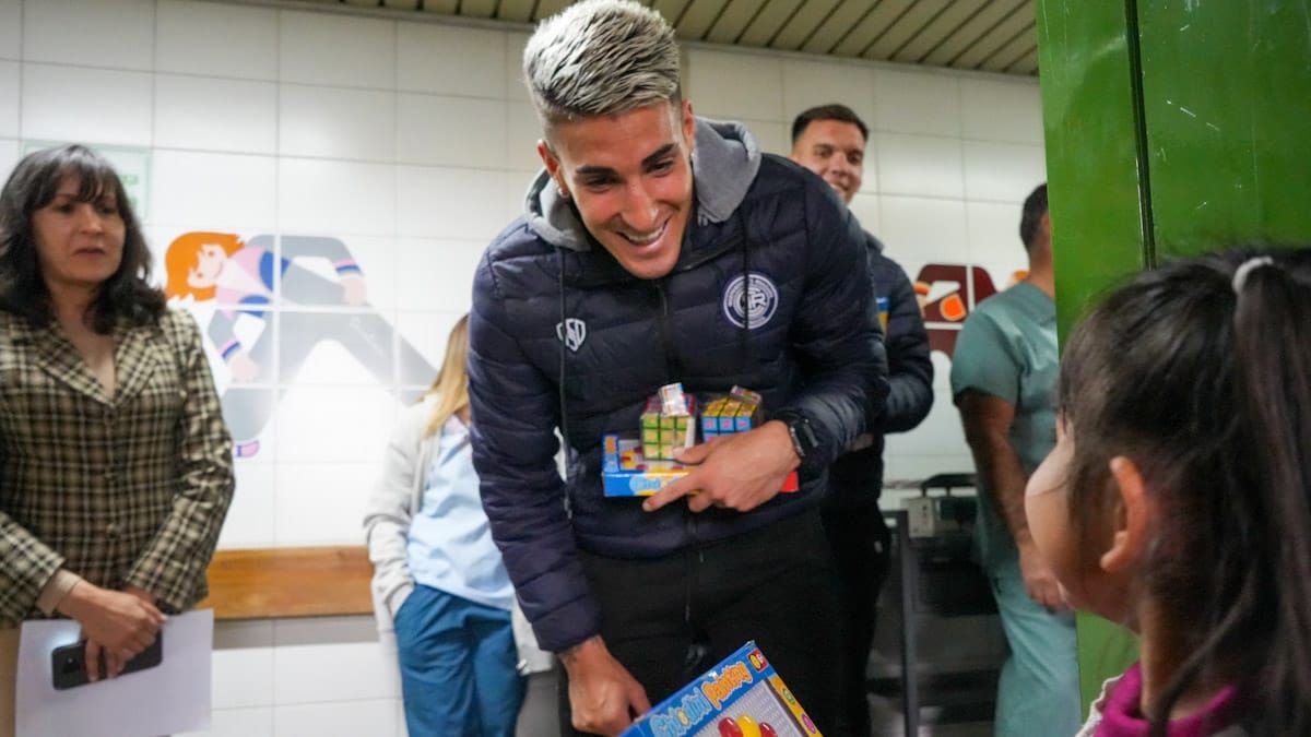 Francisco Petrasso feliz haciendo entrega de los regalos Francisco Petrasso feliz haciendo entrega de los regalos