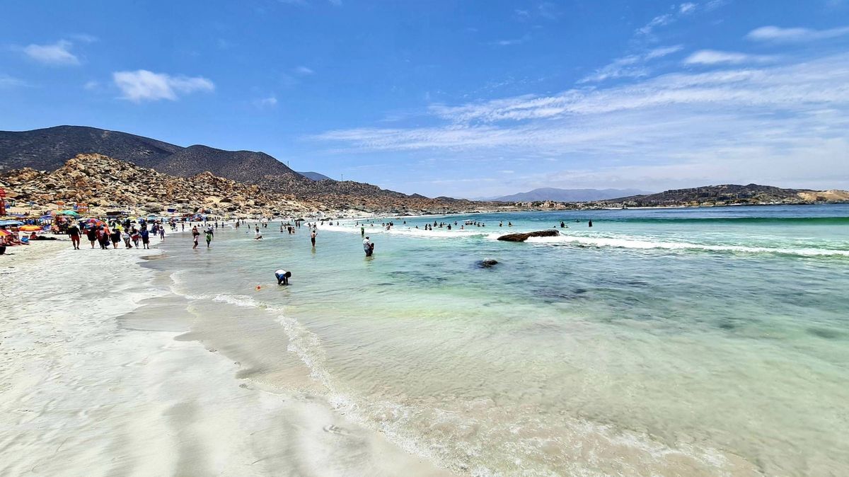 Es una de las playas más imponentes de Chile, tiene aguas claras y arena blanca