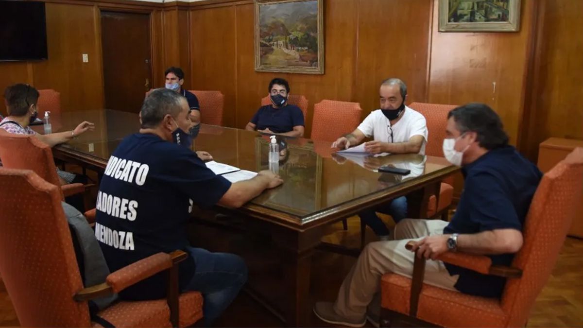 Referentes del sindicato de celadores de Mendoza se reunieron con el ministro de Gobierno, Víctor Ibáñez, y le manifestaron su descontento por la mala negociacion del SUTE por el rechazo al aumento que ofrecía el Ejecutivo.