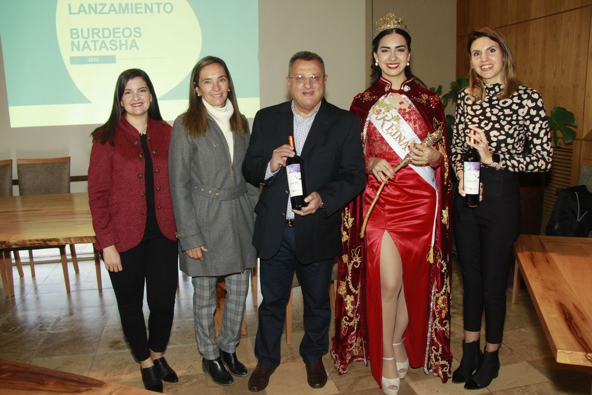 Ana Lara (analista de MKT y Comunicación de Verallia), Laura Serra (Hospitalidad de Bodega Norton), Walter Formica, la reina Natasha Sánchez y Virginia Covis, gerente de Marketing de Verallia.