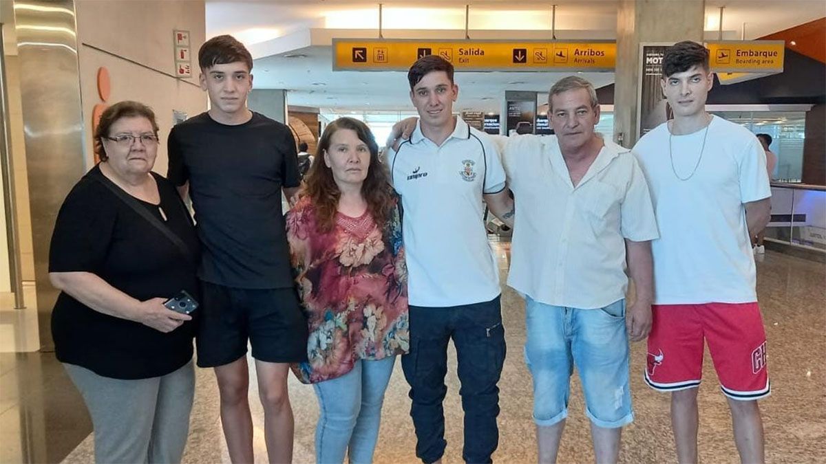 Emanuel Sáez está en el medio de la foto junto a su familia.