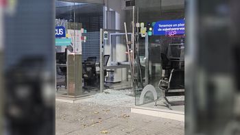 Delincuentes reventaron una vidriera de una obra social en pleno centro de Mendoza