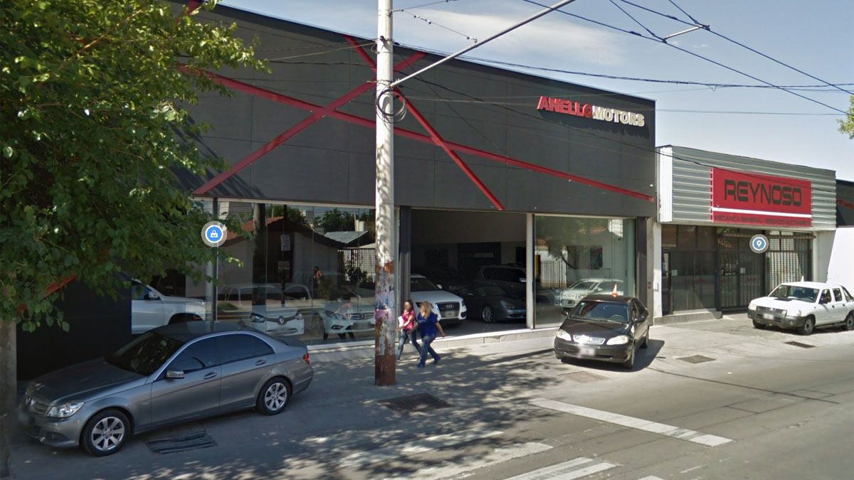 Cuatro ladrones atacaron a los empleados y les robaron celulares y $50 mil.