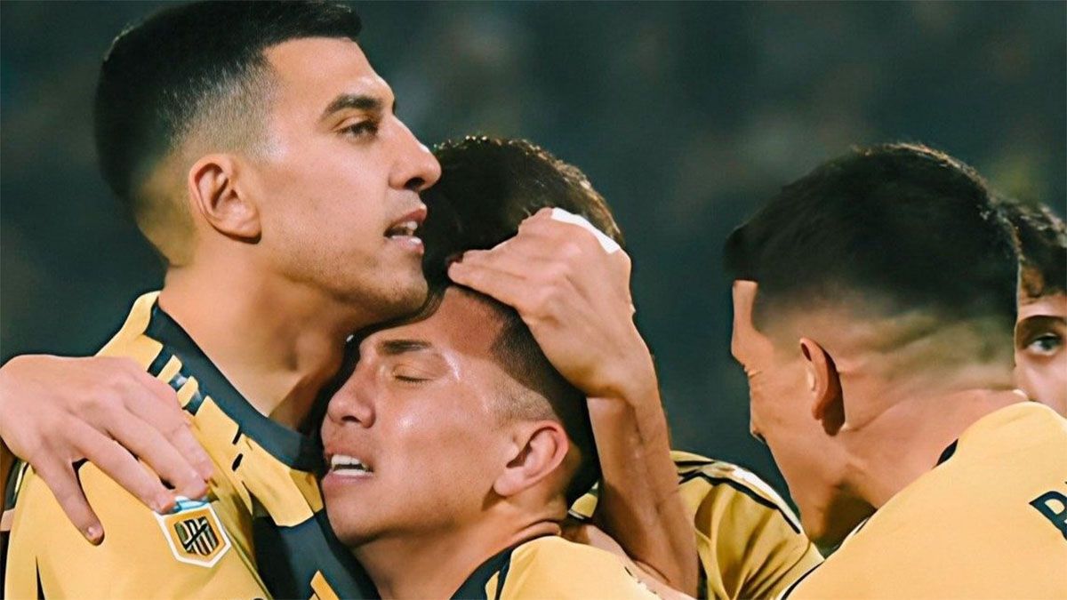 Alan Velasco es felicitado por sus compañeros de Boca.