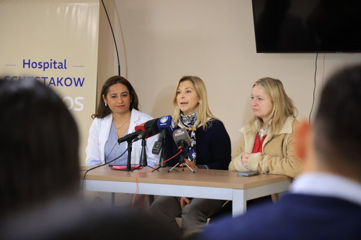 Gabriela Funes, directora ejecutiva del Hospital Schestakow, junto a la directora de Investigación, Ciencia y Técnica del Ministerio de Salud y Deportes, Miriam Laconi, y la vicegobernadora Hebe Casado. Gabriela Funes, directora ejecutiva del Hospital Schestakow, junto a la directora de Investigación, Ciencia y Técnica del Ministerio de Salud y Deportes, Miriam Laconi, y la vicegobernadora Hebe Casado.