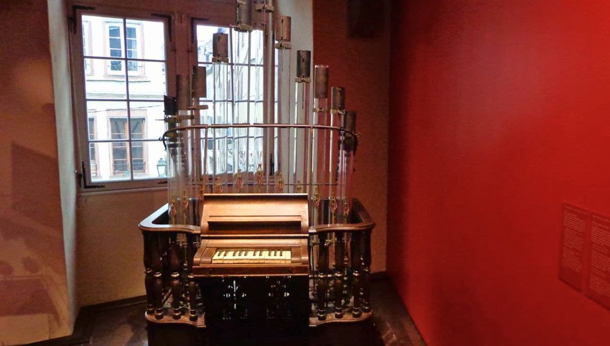 El pirófono de Kastner, el instrumento musical que tiene vibración de llamas cantoras, generadas por entre seis y dieciséis quemadores de gas. Fuente LBV El pirófono de Kastner, el instrumento musical que tiene vibración de llamas cantoras, generadas por entre seis y dieciséis quemadores de gas. Fuente LBV