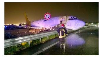 Un avión de carga se despistó en Bérgamo y terminó en plena ruta