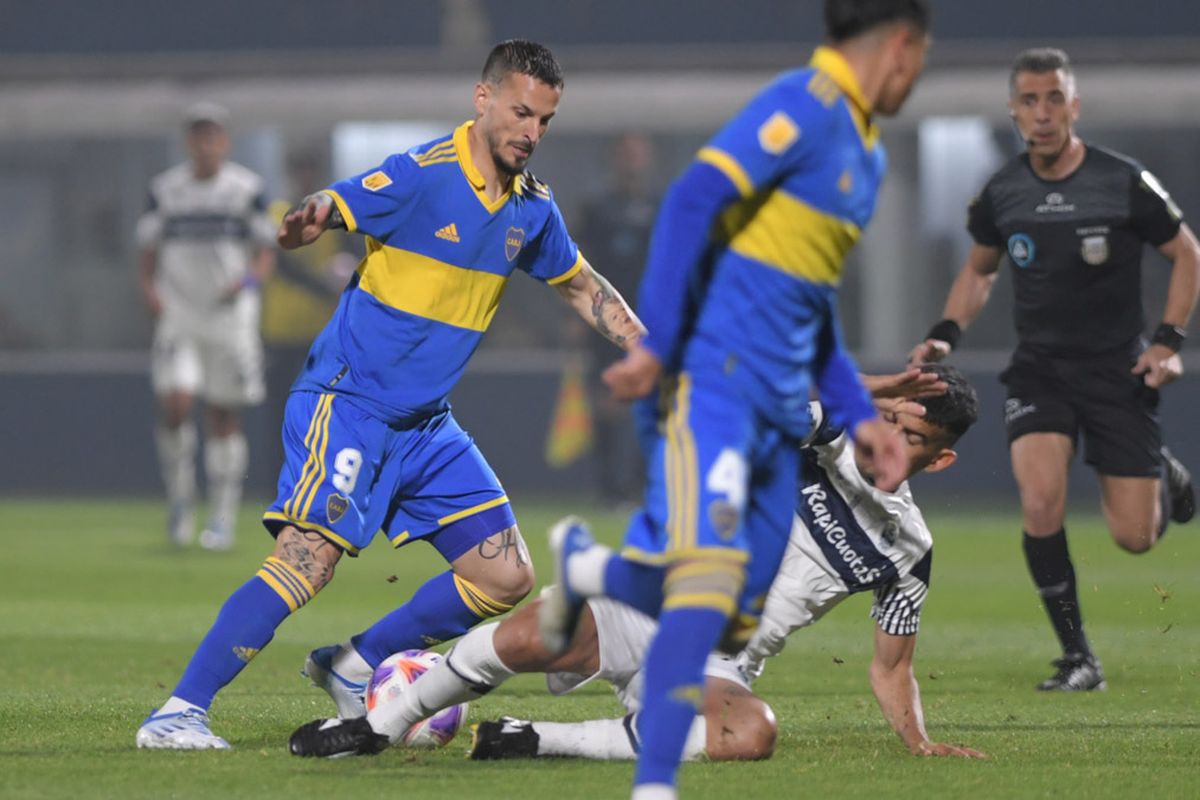 Boca y Gimnasia apenas pudieron jugar 9 minutos en El Bosque platense.